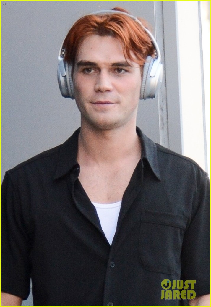 KJ Apa Says He's Lucky To Be In a Cast Like 'Riverdale' Photo 1272539