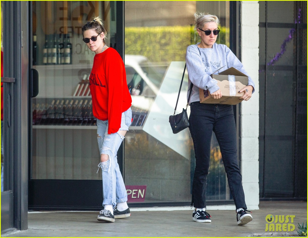 Kristen Stewart Steps Out to Do Some Shopping with Girlfriend Dylan ...