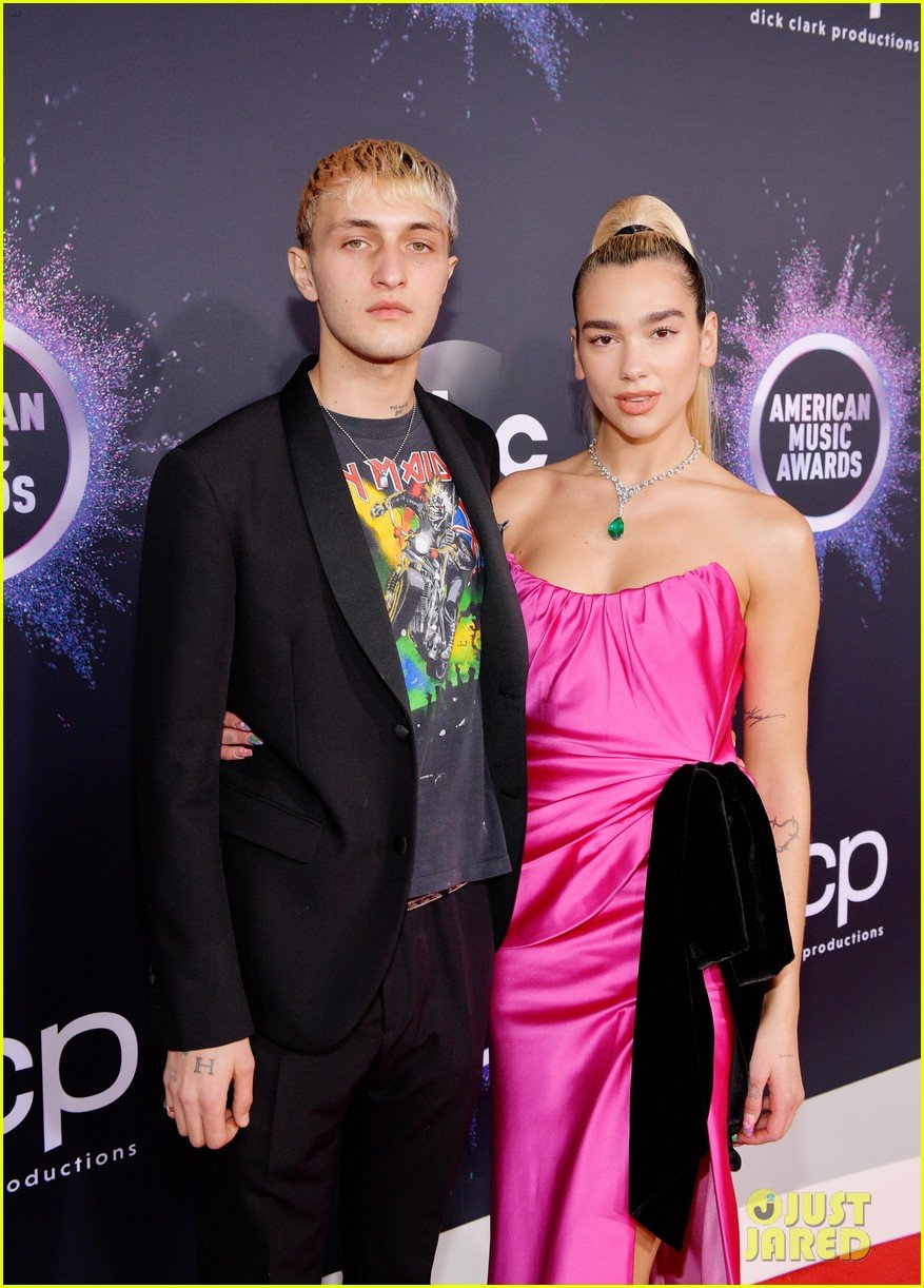 Dua Lipa Kisses Anwar Hadid on AMAs 2019 Red Carpet Photo 1274816