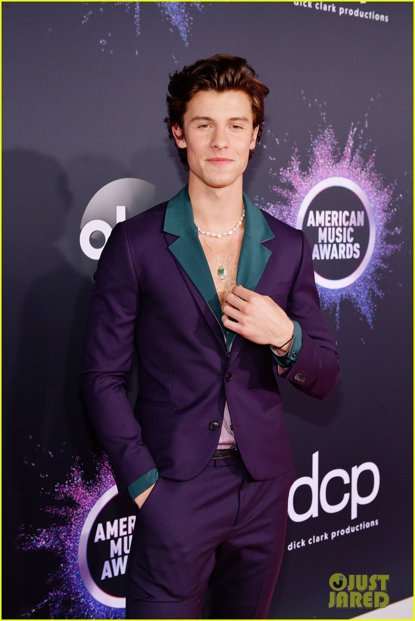 shawn mendes steps out 2019 american music awards 02