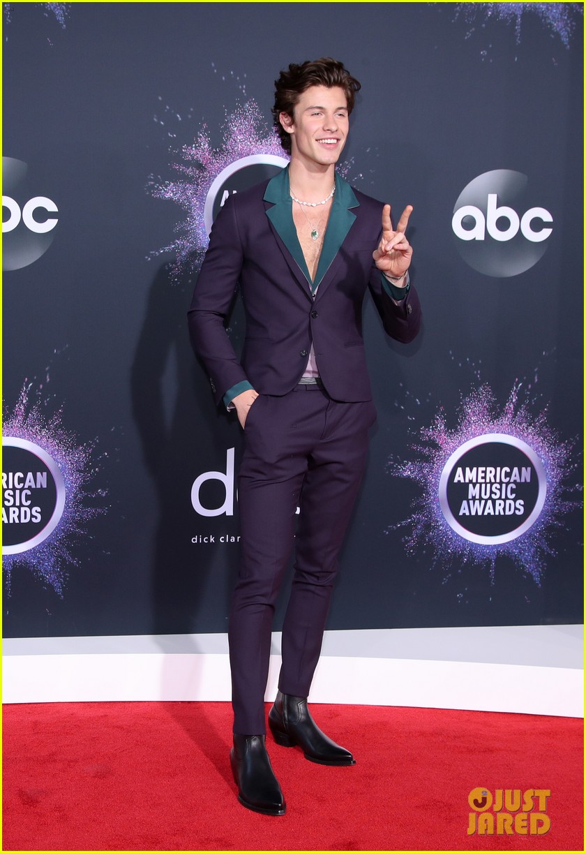 shawn mendes steps out 2019 american music awards 05