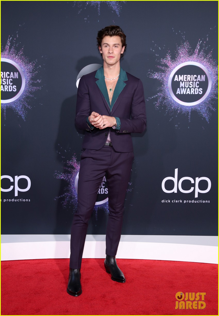 shawn mendes steps out 2019 american music awards 10