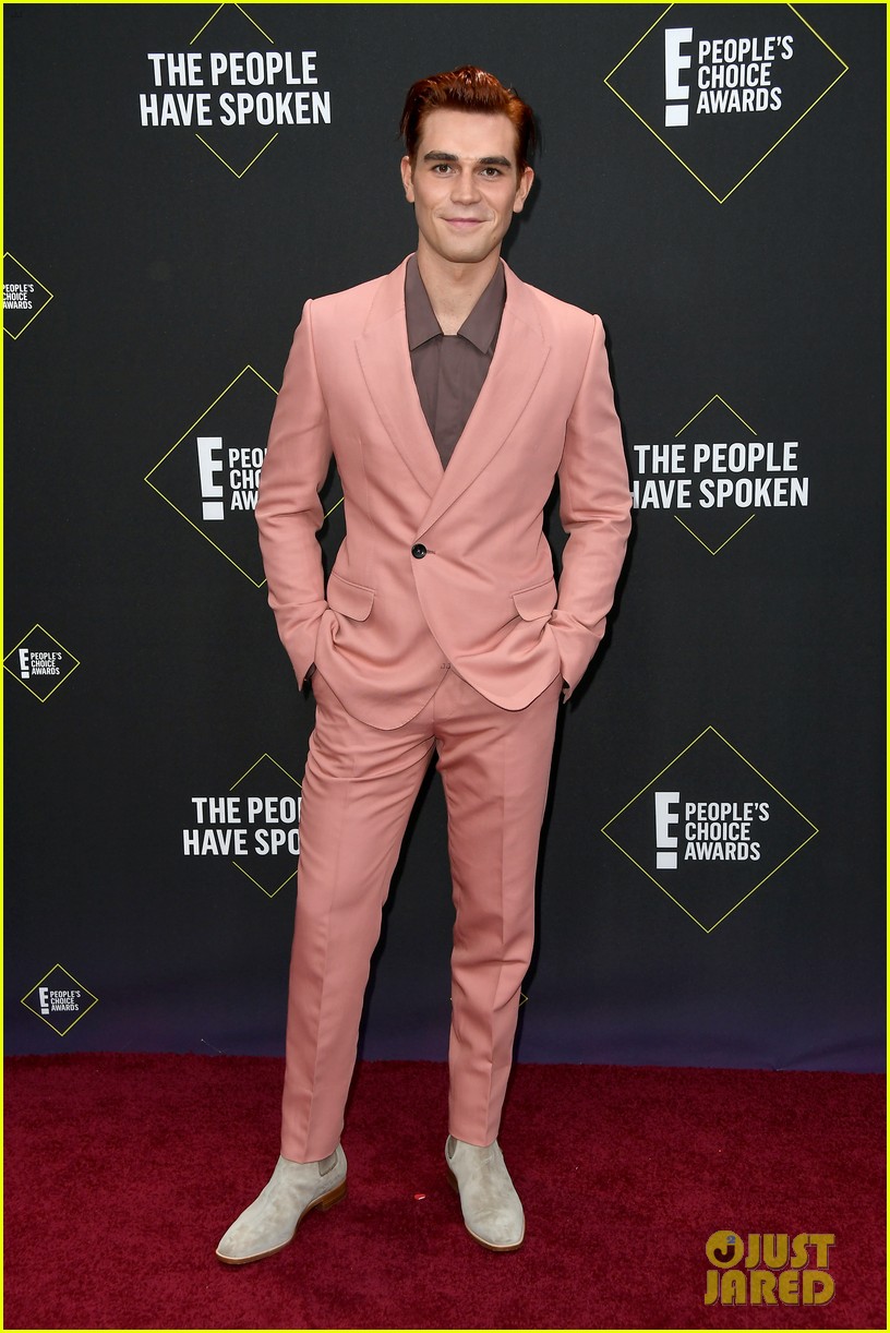 cole sprouse kj apa peoples choice awards 2019 09