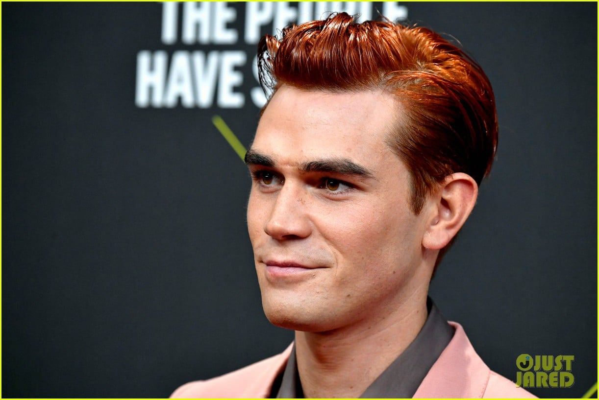cole sprouse kj apa peoples choice awards 2019 13