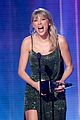 taylor swift accepts american music awards 05