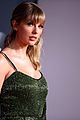 taylor swift accepts american music awards 10