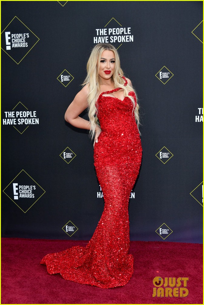 Full Sized Photo of tana mongeau sparkles in red at peoples choice ...