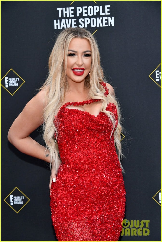 Tana Mongeau Sparkles In Red at People's Choice Awards 2019 | Photo