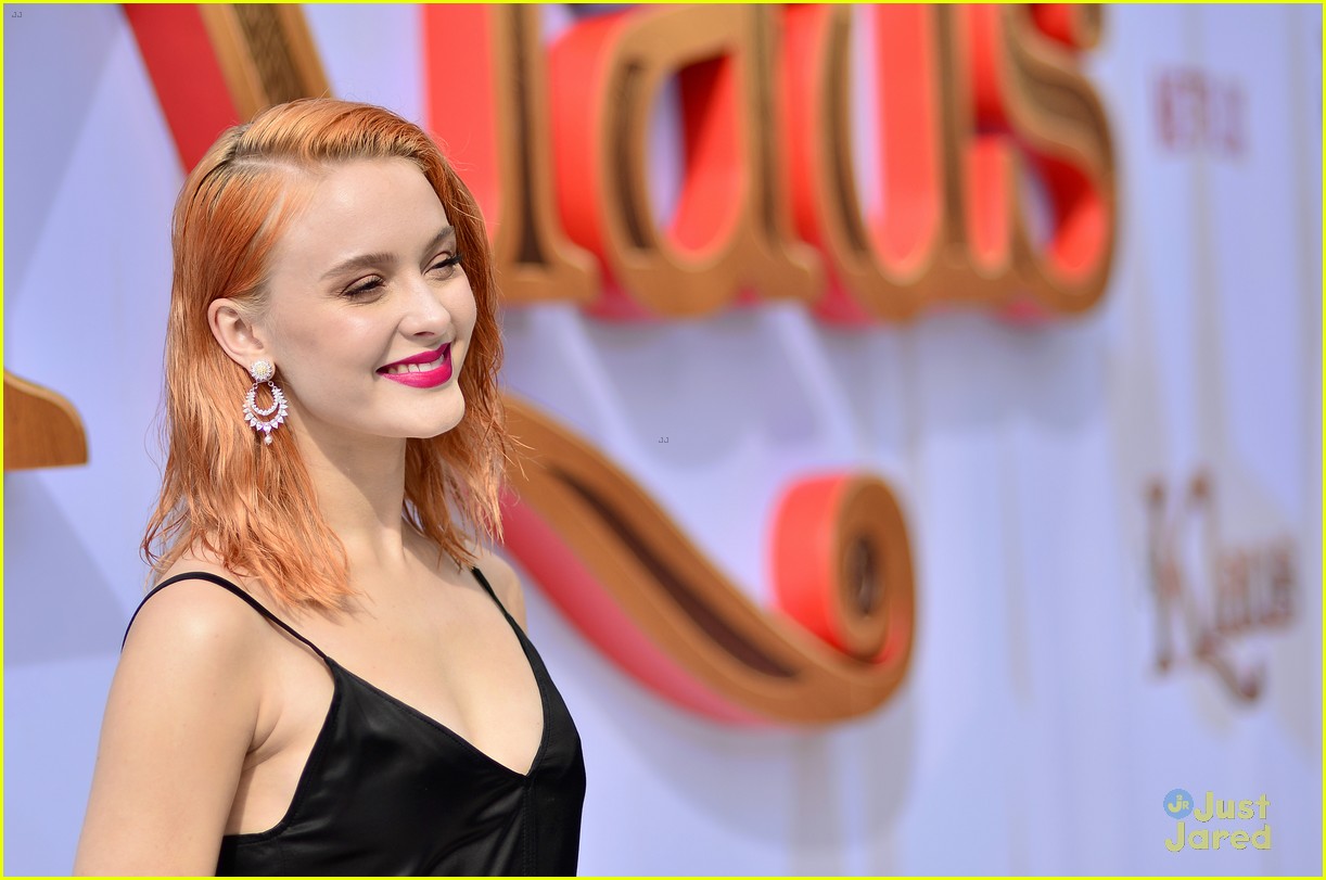 Zara Larsson Debuts Red Hair & Performs at Netflix's 'Klaus' Premiere