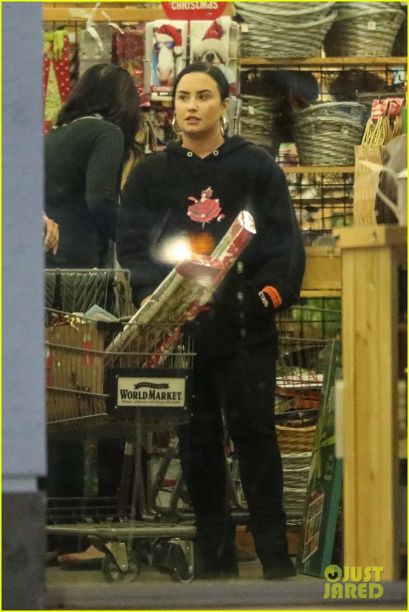 Demi Lovato Shops For Christmas Wrapping Paper | Photo 1279701 - Photo