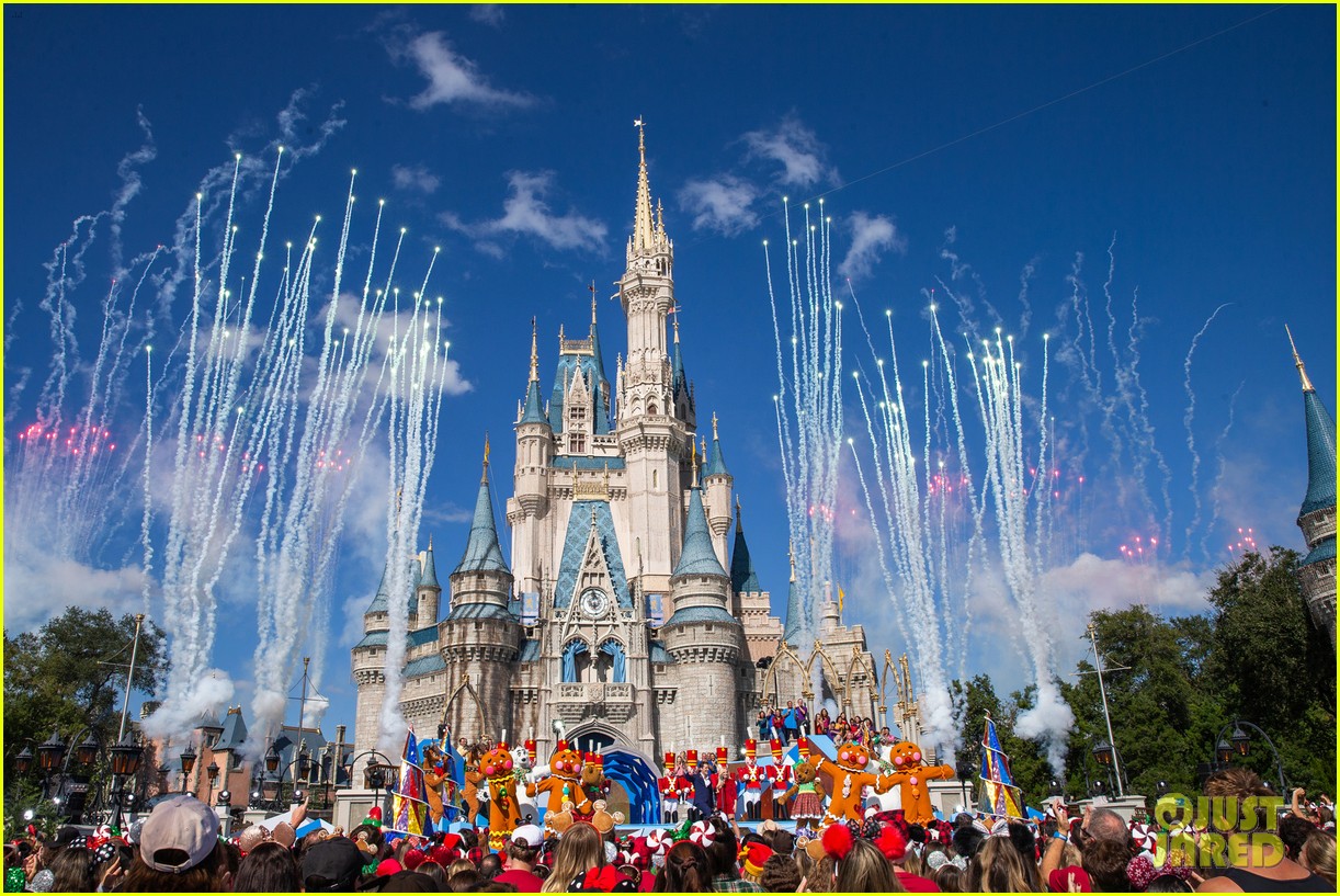 disney parks magical christmas day parade 2019 performers guests 02
