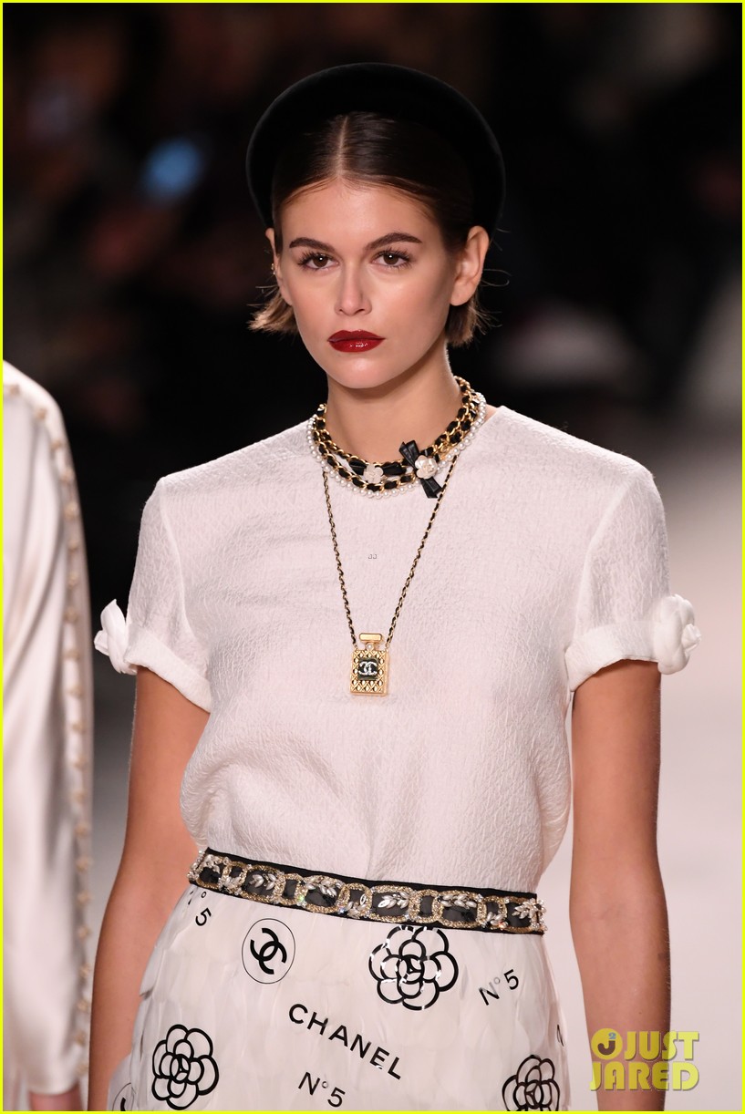gigi hadid kaia gerber chanel show hotel spotting 02