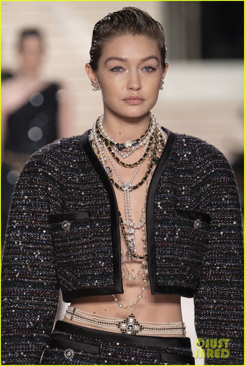 gigi hadid kaia gerber chanel show hotel spotting 04