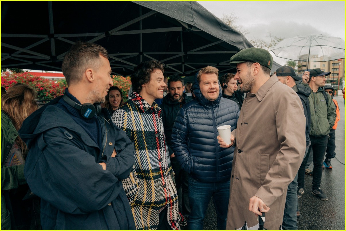 Harry Styles Performs in Traffic on 'Late Late Show' for a Crosswalk(02)