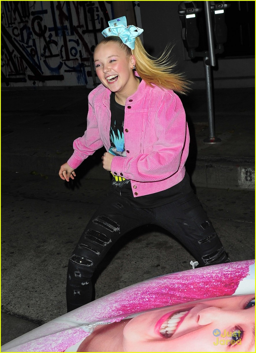 JoJo Siwa Breaks Out Into Dance After Dining Out With BFF Beth Ann Robinson...