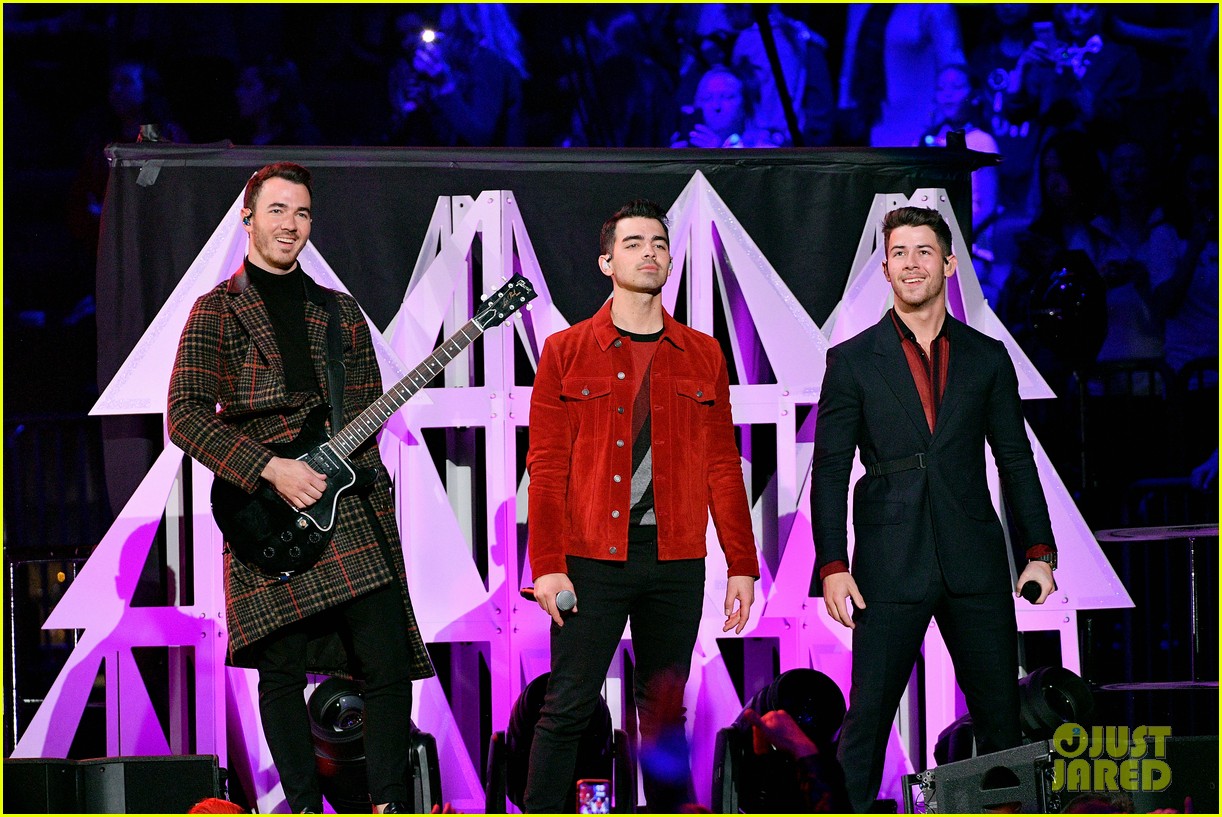 jonas brothers santa hat jingle ball nyc 02