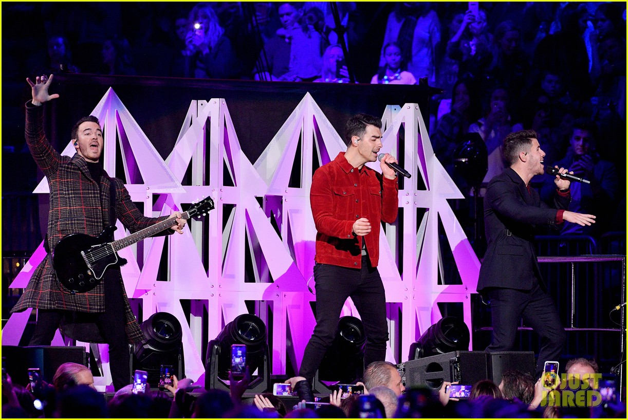 jonas brothers santa hat jingle ball nyc 03