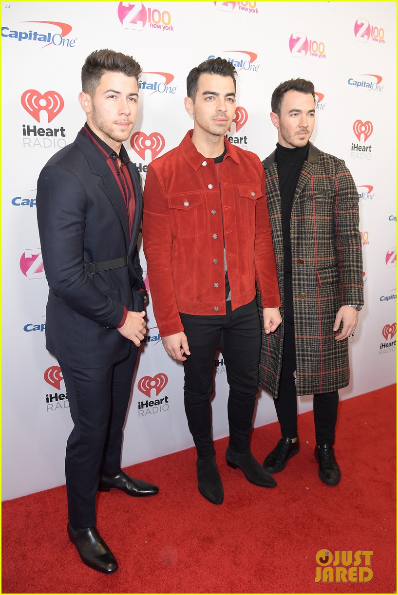 jonas brothers santa hat jingle ball nyc 05