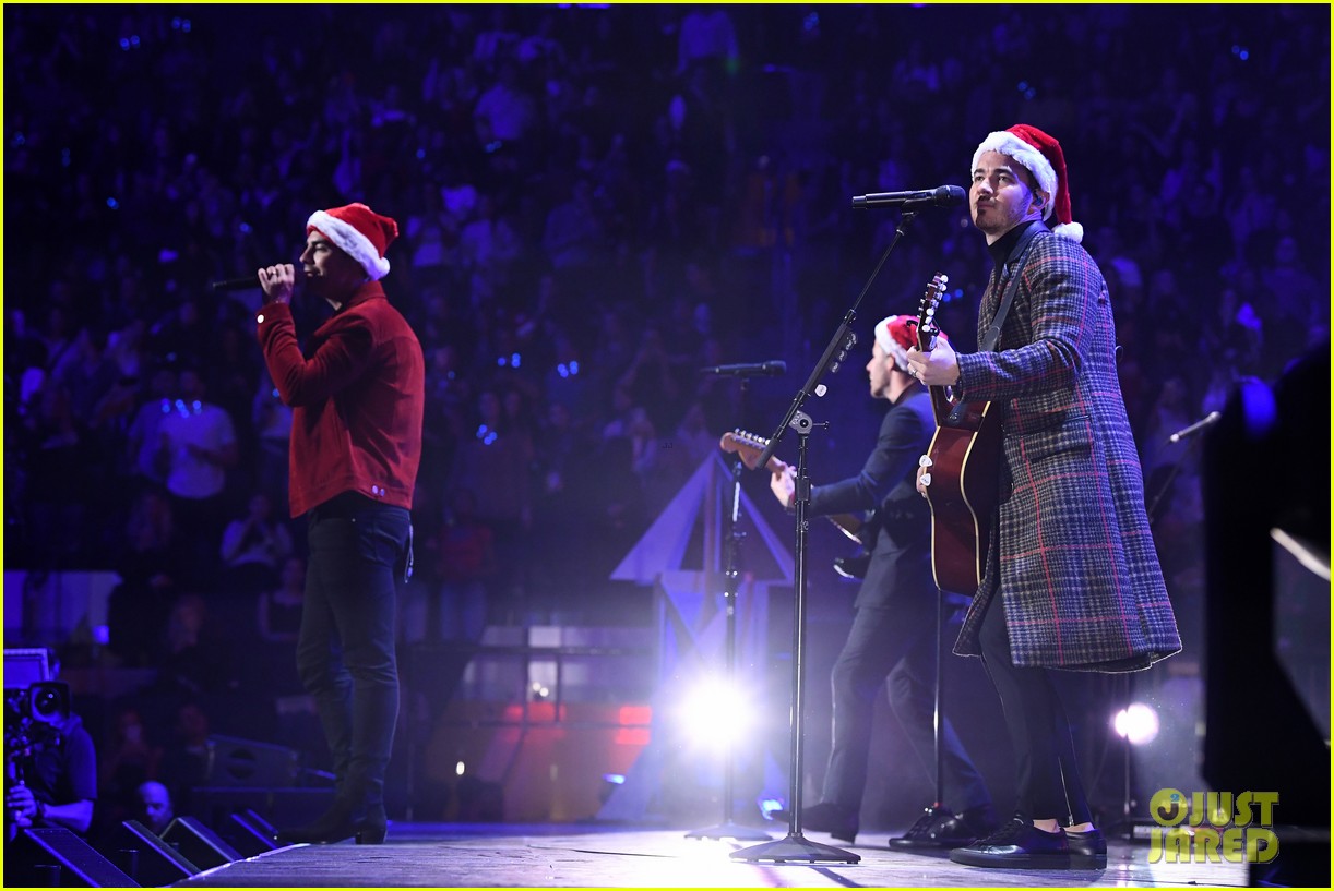 jonas brothers santa hat jingle ball nyc 07