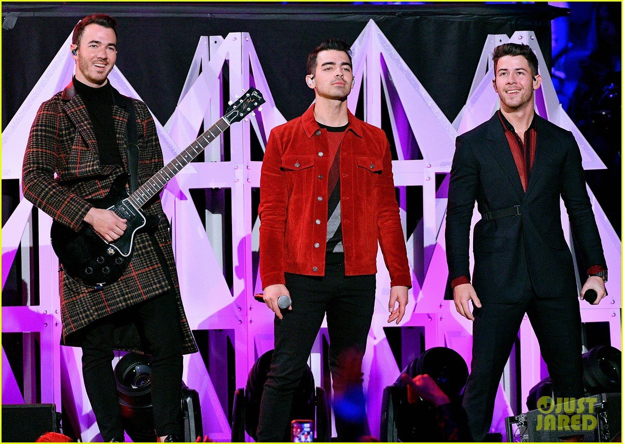jonas brothers santa hat jingle ball nyc 08