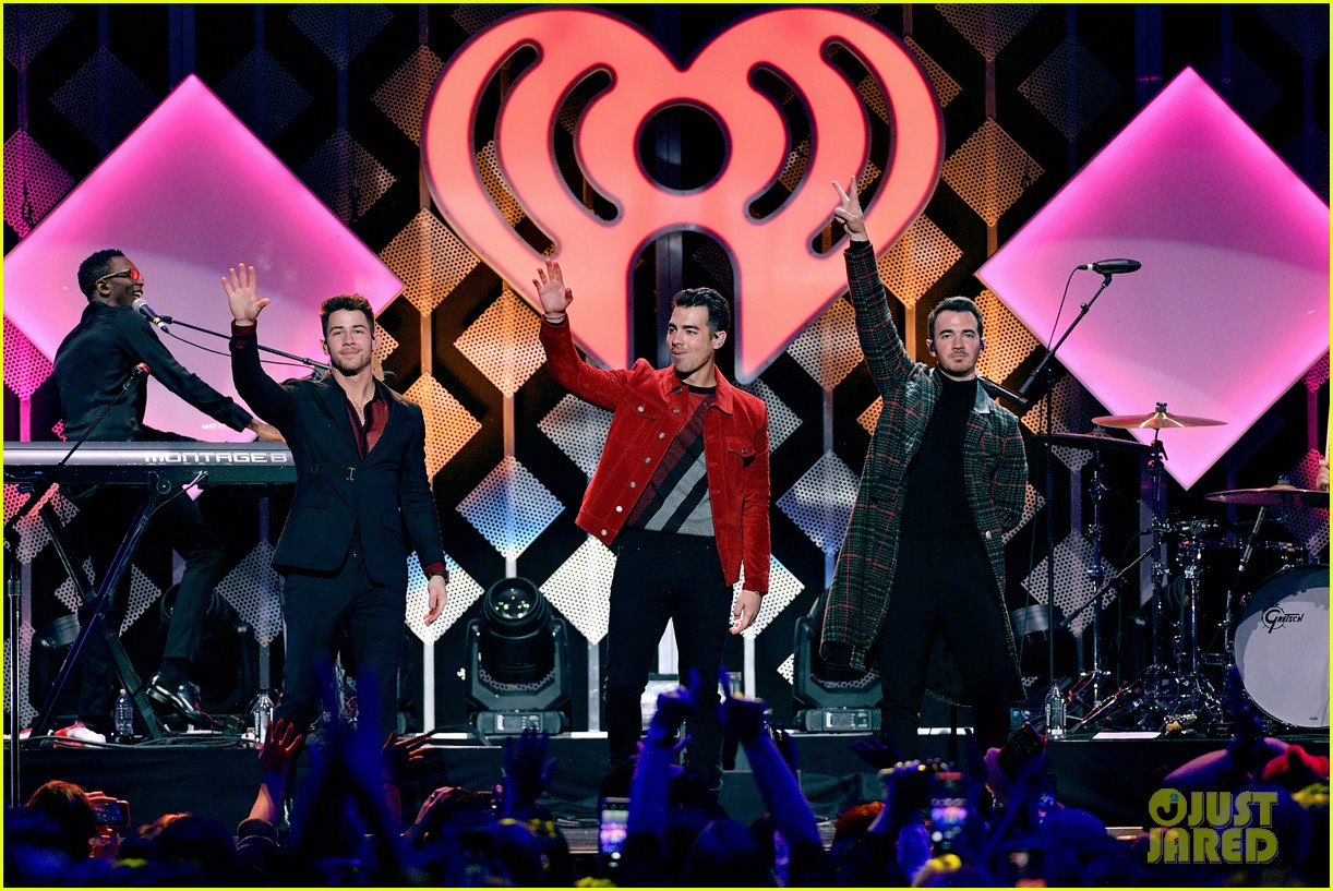 jonas brothers santa hat jingle ball nyc 09