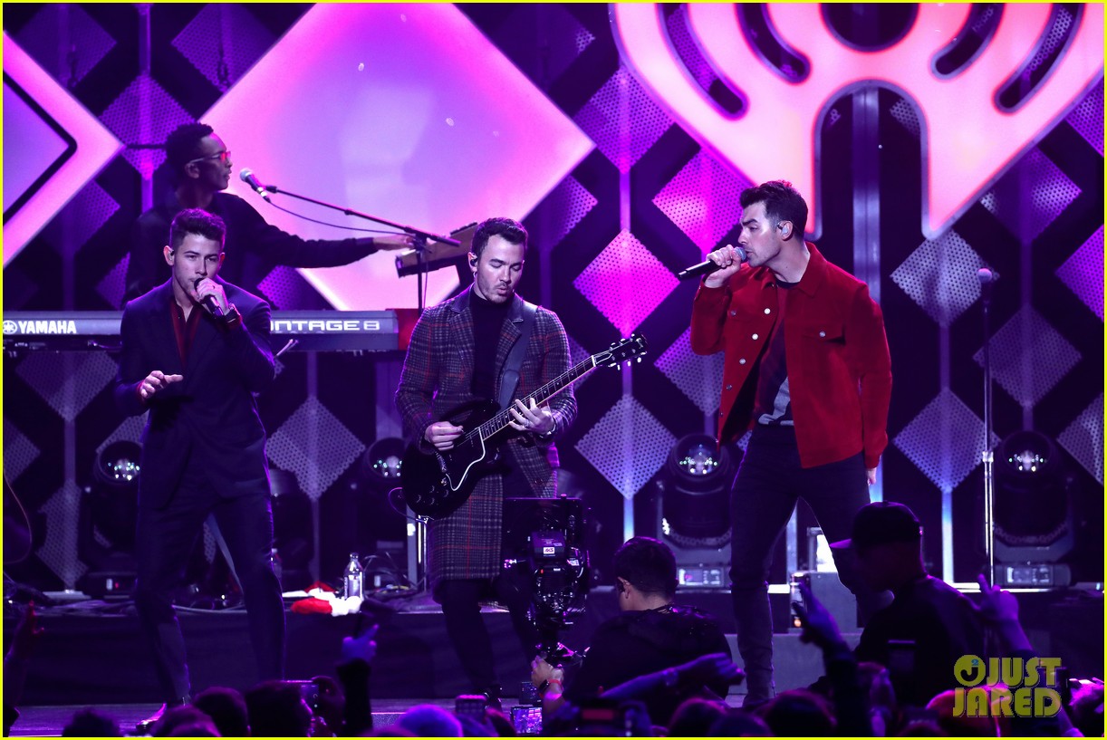 jonas brothers santa hat jingle ball nyc 14