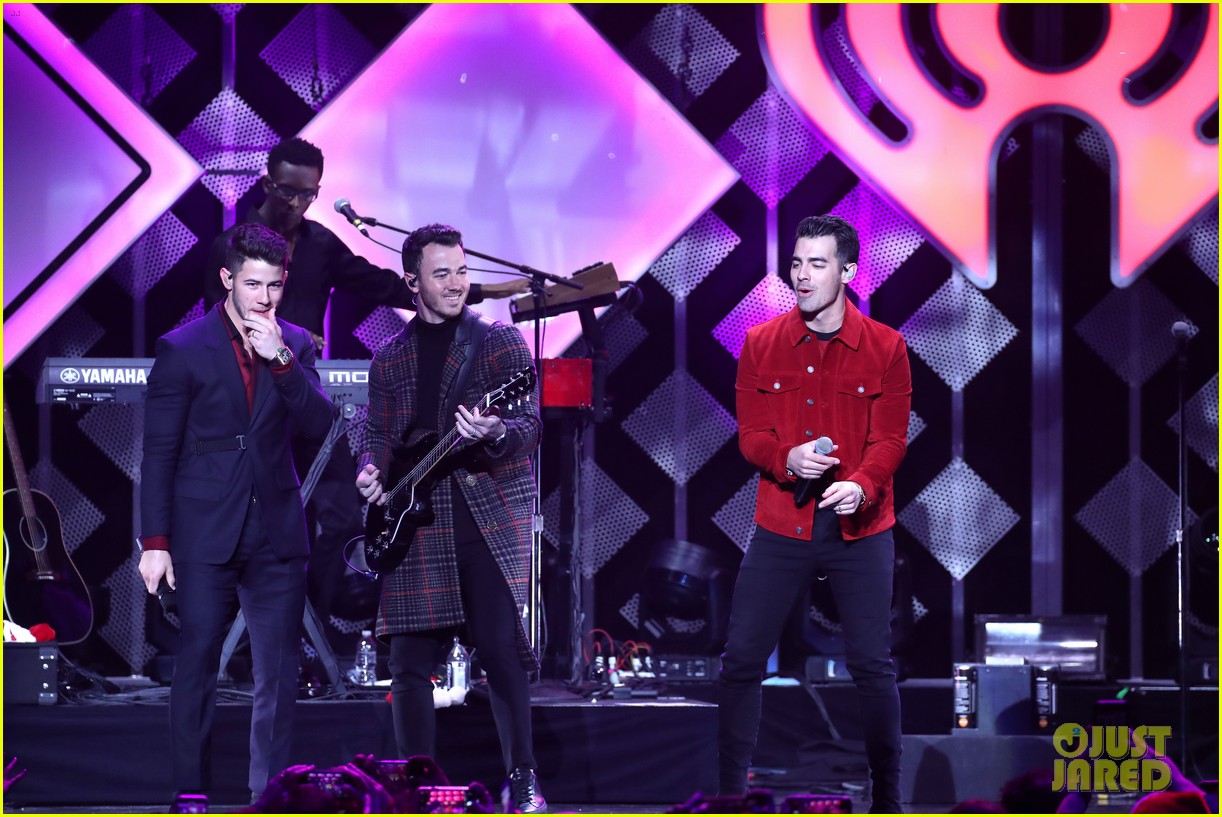 jonas brothers santa hat jingle ball nyc 15