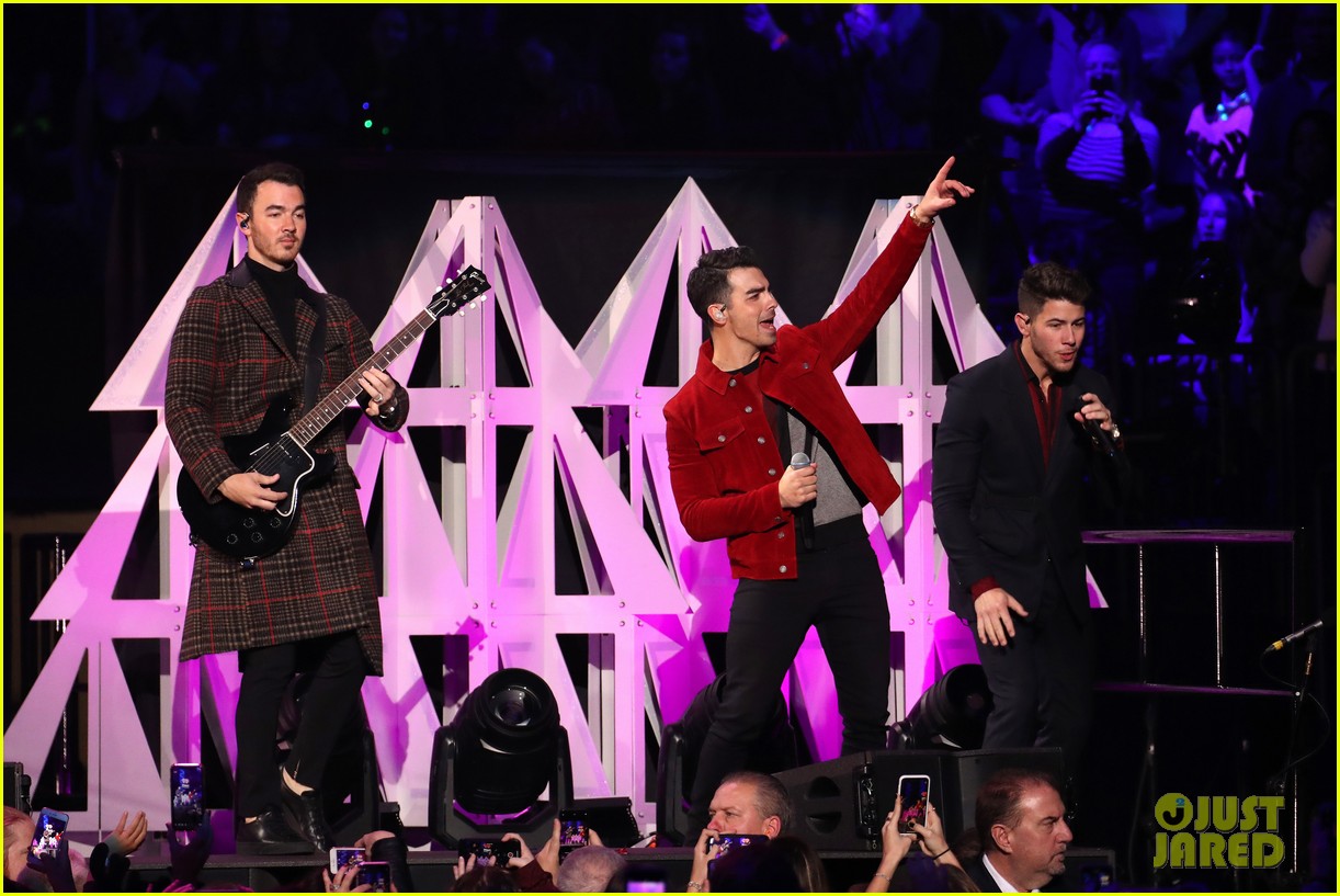 jonas brothers santa hat jingle ball nyc 17