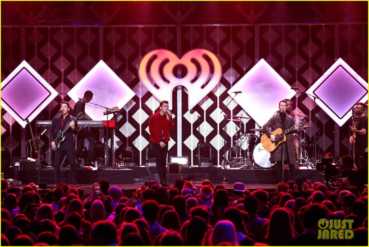 jonas brothers santa hat jingle ball nyc 18
