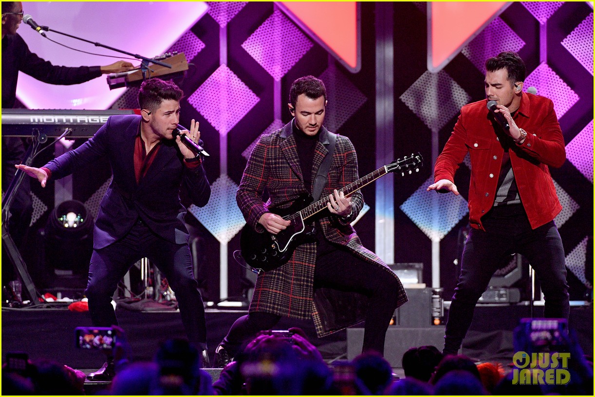 jonas brothers santa hat jingle ball nyc 19