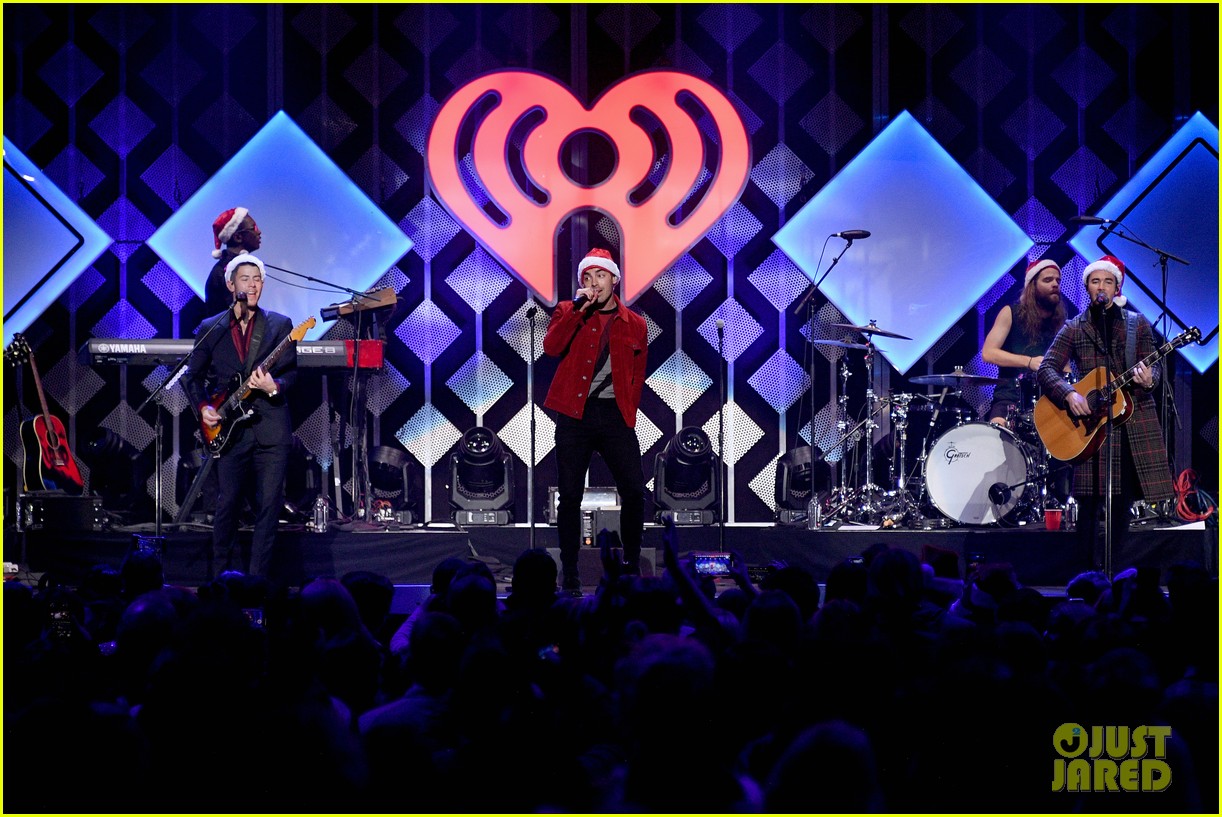 jonas brothers santa hat jingle ball nyc 20