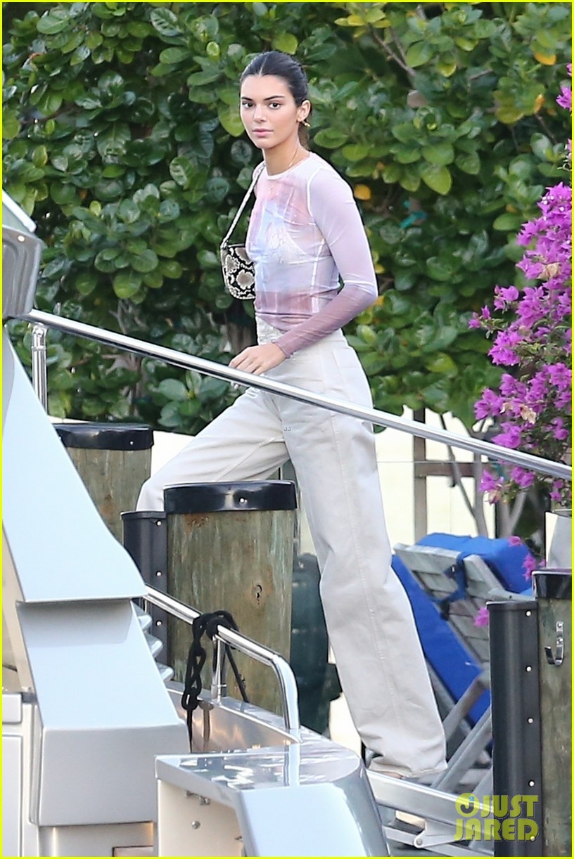 kendall jenner bella hadid boat hang kourtney miami 05