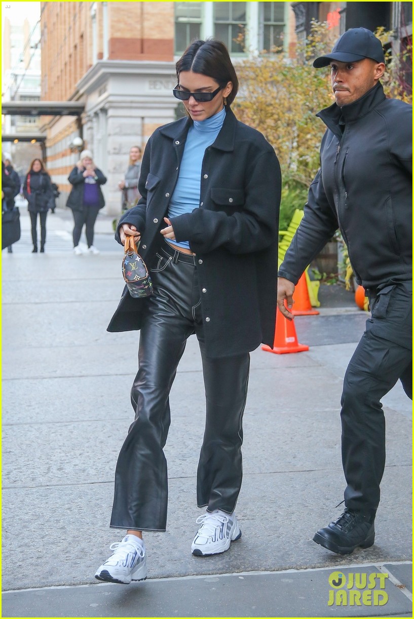 Kendall Jenner Looks Chic in a Turtleneck in Chilly NYC | Photo 1278201 ...