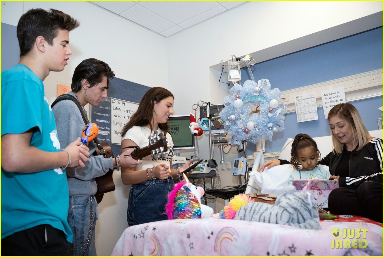 kenzie ziegler isaak presley visit ucla mattel childrens hospital for music therapy 02