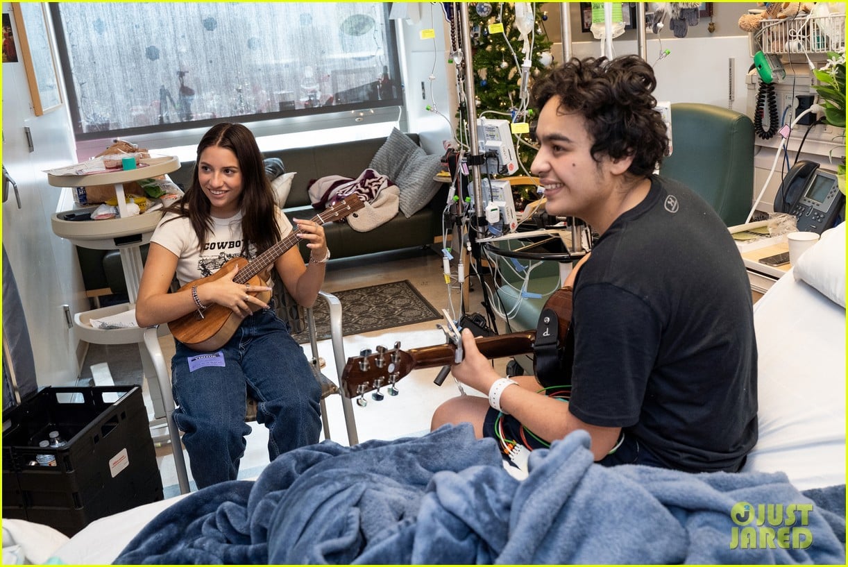kenzie ziegler isaak presley visit ucla mattel childrens hospital for music therapy 04