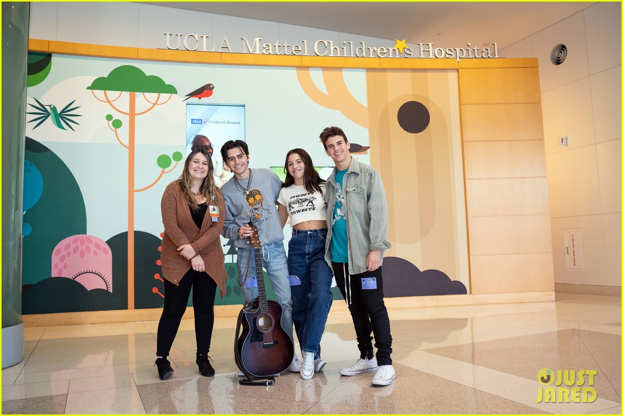 kenzie ziegler isaak presley visit ucla mattel childrens hospital for music therapy 05