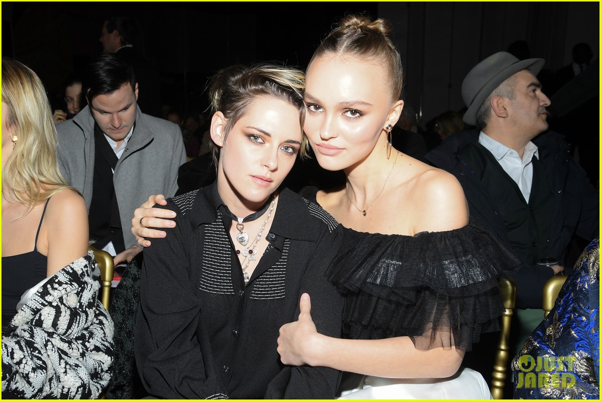 kristen stewart lily rose chanel december 2019 01
