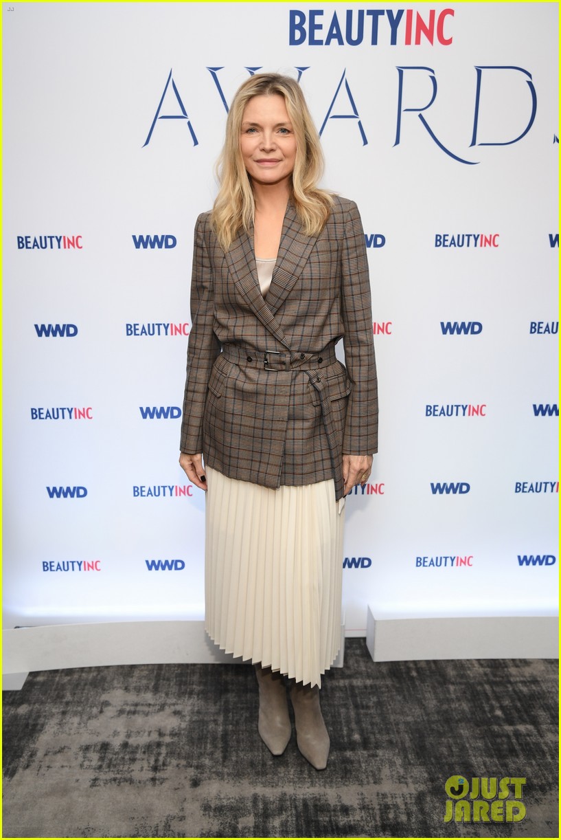 millie bobby brown michelle pfeiffer take home awards at wwd beauty inc awards 2019 02