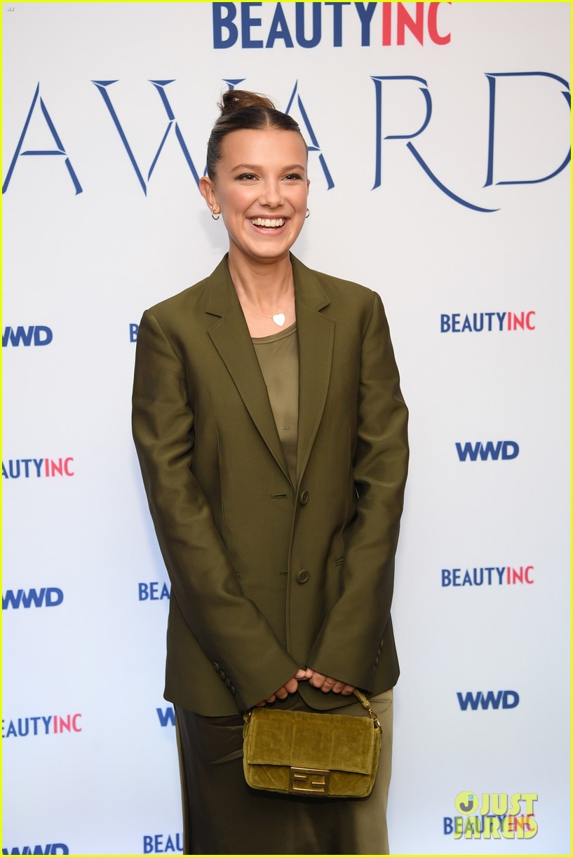 millie bobby brown michelle pfeiffer take home awards at wwd beauty inc awards 2019 05