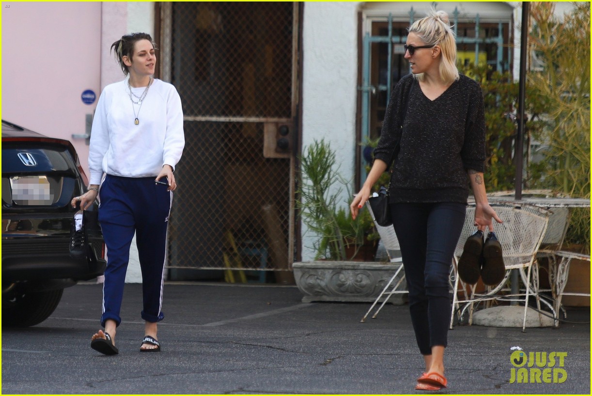 kristen stewart dylan meyer pampered in hollywood 01