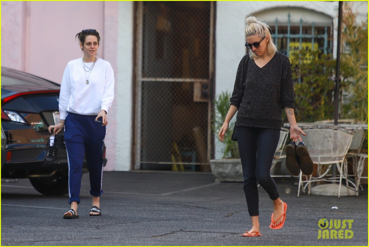 kristen stewart dylan meyer pampered in hollywood 03