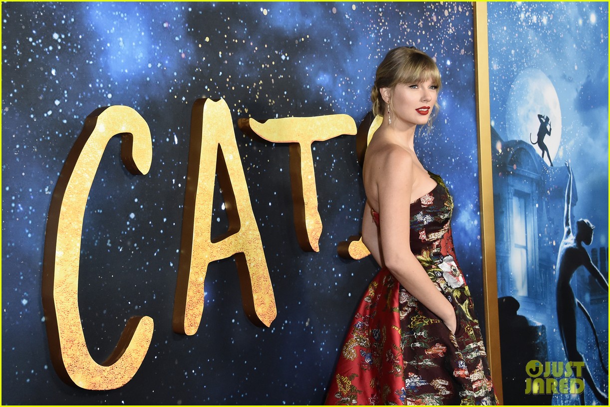 Full Sized Photo of taylor swift joe alwyn cats premiere 07 | Joe Alwyn