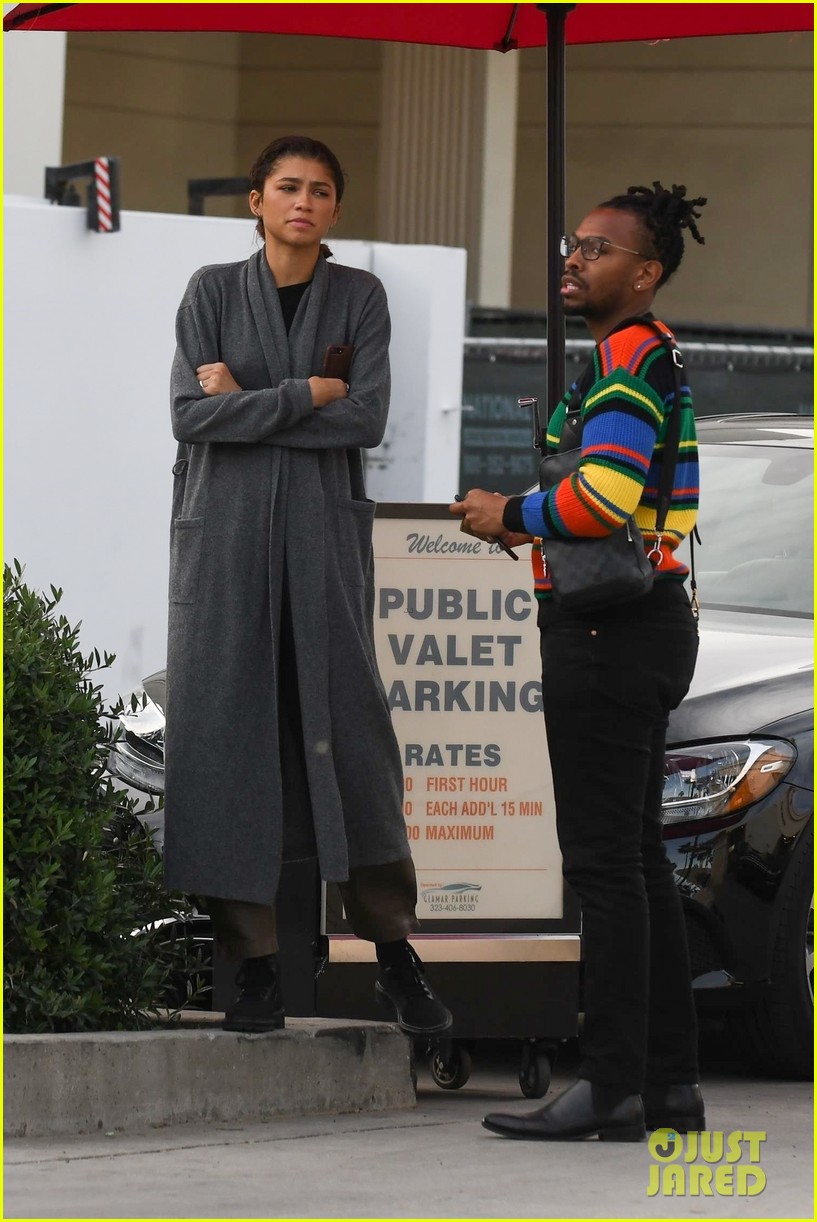 zendaya does some christmas shopping in la 01