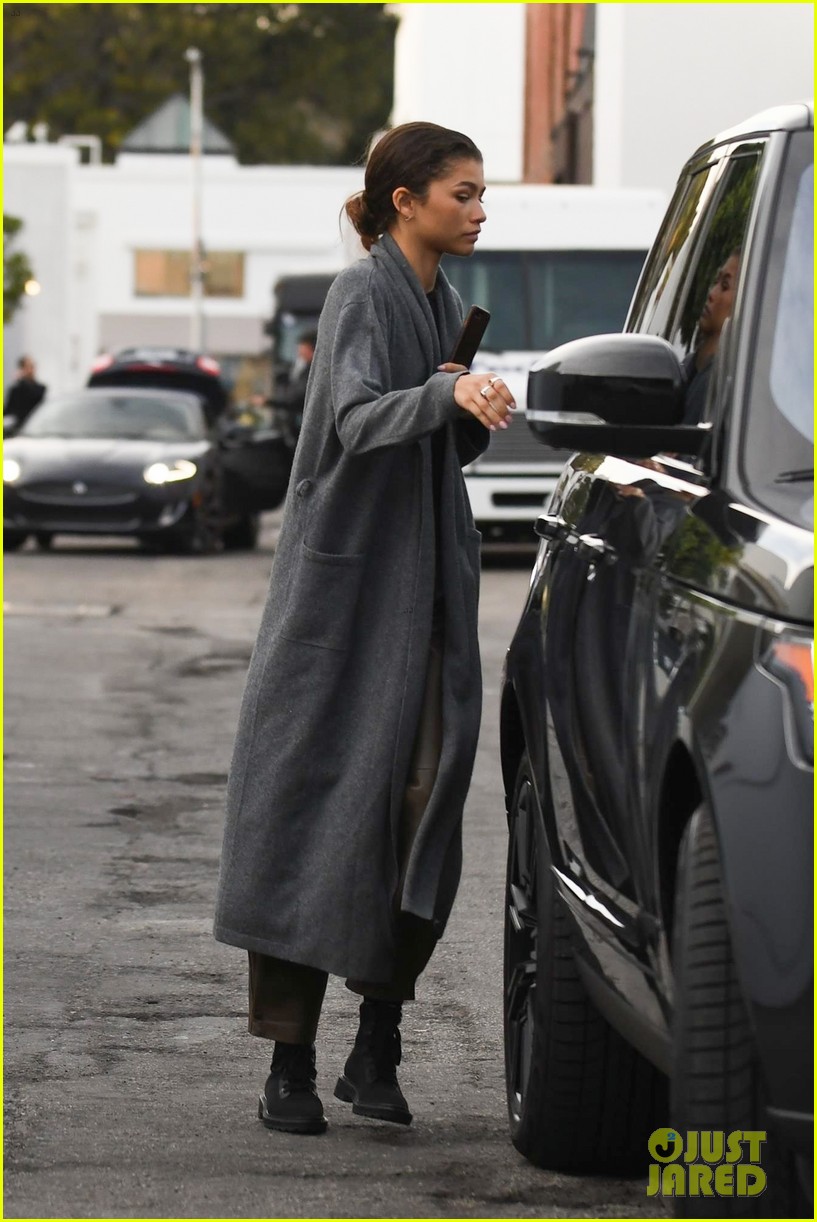 zendaya does some christmas shopping in la 03