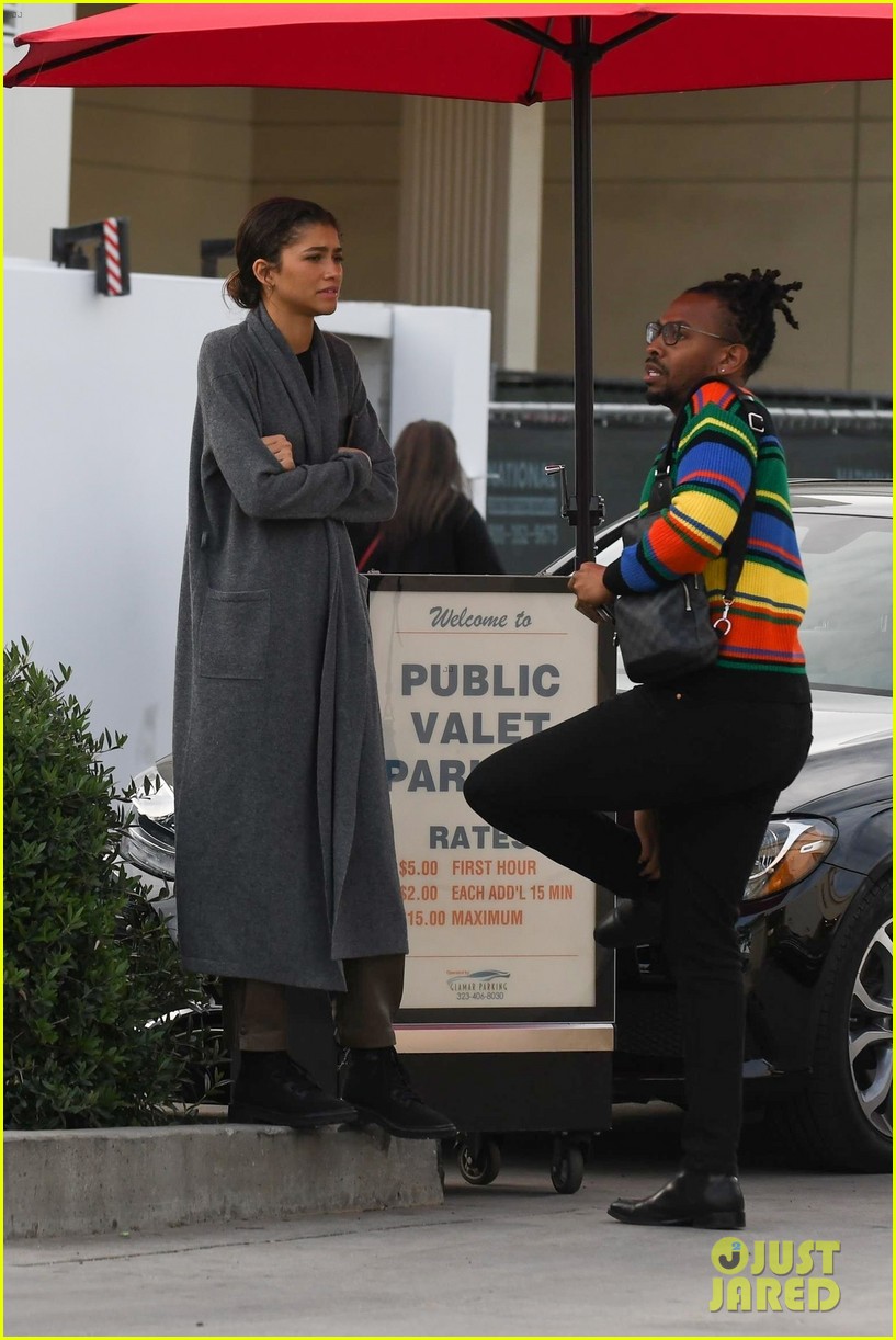 zendaya does some christmas shopping in la 05
