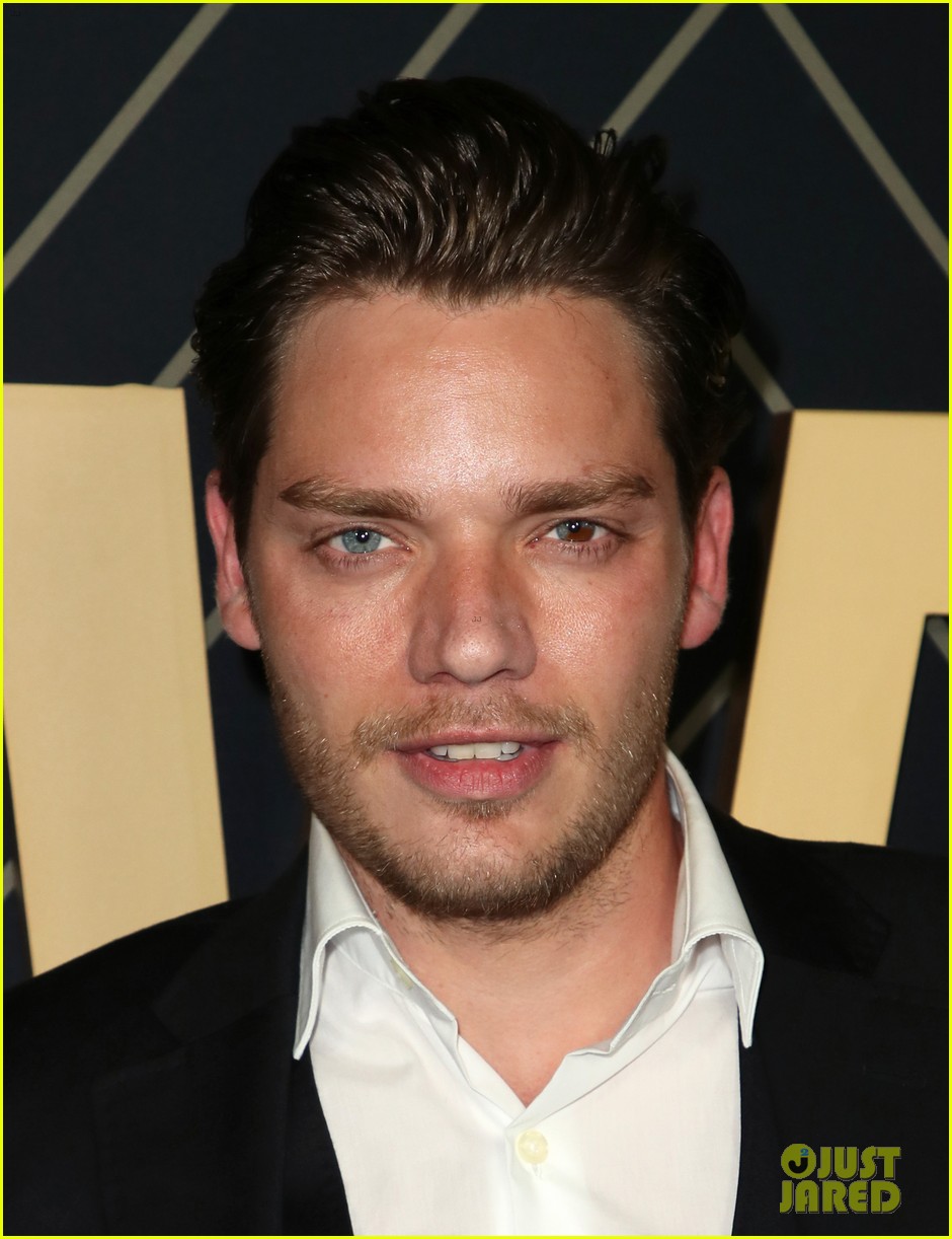 dominic sherwood attends showtime pre golden globes event with molly burnett 06