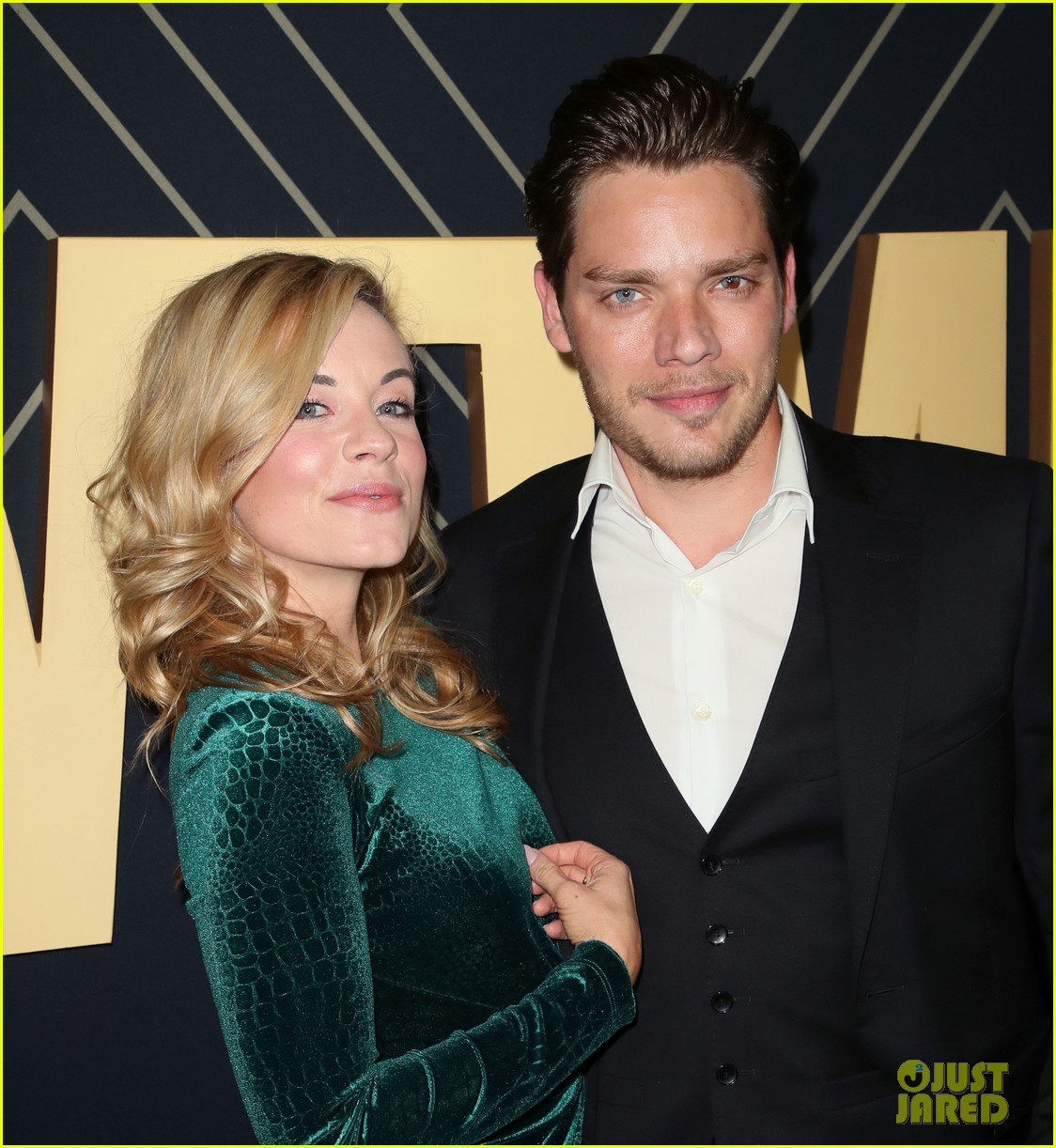 dominic sherwood attends showtime pre golden globes event with molly burnett 07
