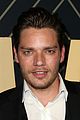 dominic sherwood attends showtime pre golden globes event with molly burnett 06