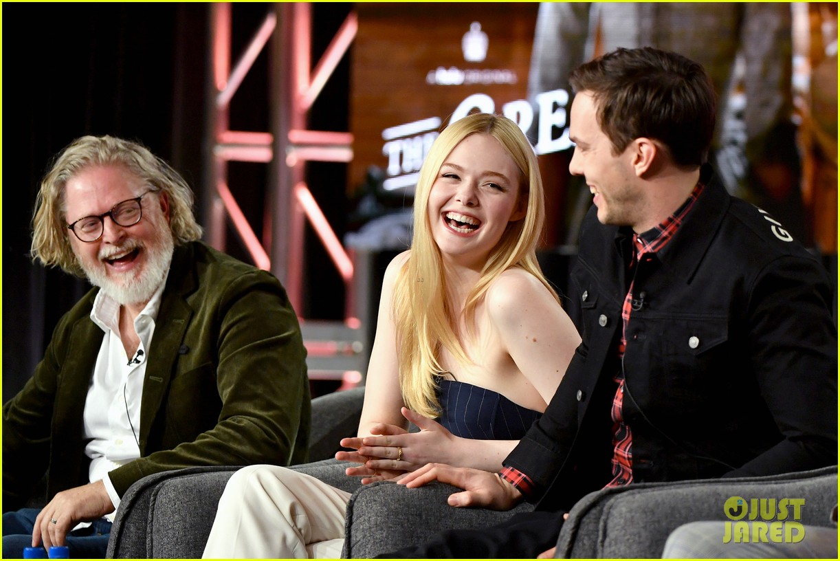 elle fanning nicholas hoult great hulu panel 03