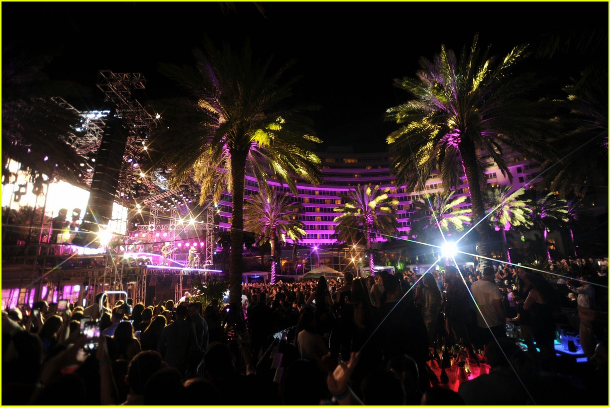 Full Sized Photo of jonas brothers light up fontainebleau miami beach